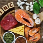 Mariscos, carnes, frutos secos y cereales integrales tienen un alto contenido en este mineral
