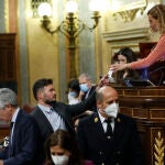 El portavoz parlamentario de ERC, Gabriel Rufián (c), entrega su voto para los integrantes de la comisión de secretos oficiales a la presidenta del Congreso
