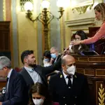 El portavoz parlamentario de ERC, Gabriel Rufián (c), entrega su voto para los integrantes de la comisión de secretos oficiales a la presidenta del Congreso