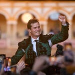 SEVILLA, 28/04/2022.- El diestro Daniel Luque ha cortado dos orejas a su toro de la tarde en la Plaza de La Maestranza de Sevilla, que al sumarse a la conseguida con su primero, le ha valido para salir por la Puerta del Príncipe. EFE/ Raúl Caro
