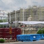 Operarios del Ayuntamiento de Madrid vallaron este miércoles la fuente de la diosa Cibeles para evitar que sea dañada