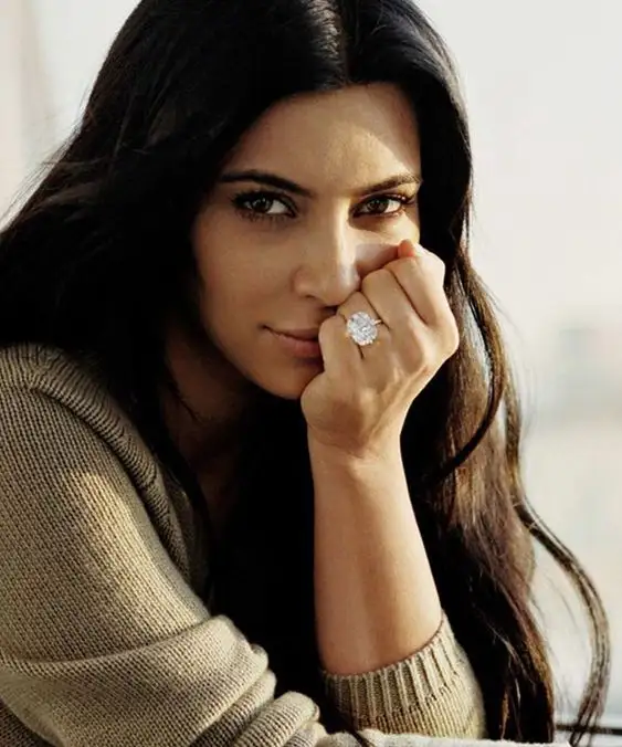 Kim Kardashian luciendo su espectacular primer anillo de compromiso regalo de Kanye West.