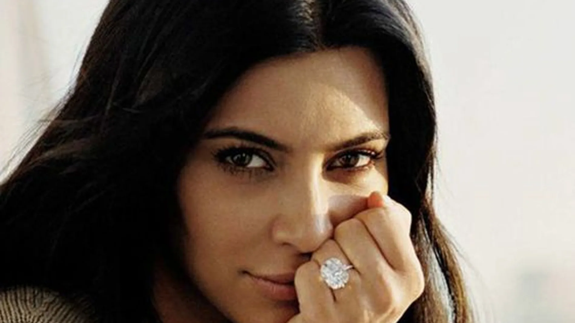 Kim Kardashian luciendo su espectacular primer anillo de compromiso regalo de Kanye West.