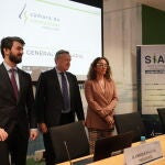 El vicepresidente de la Junta, Juan García-Gallardo, asiste junto a la consejera de Movilidad, María González, al acto de clausura de la asamblea anual de la Cámara de Contratistas de Castilla y León. En la imagen, junto al presidente de la Cámara, Enrique Pascual