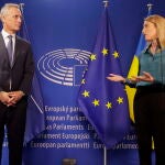 El secretario general de la OTAN, Jens Stoltenberg, junto a la presidenta de la Eurocámara, Roberta Metsola, este jueves en Bruselas