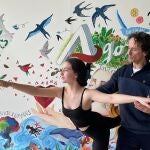 Víctor Ullate Roche junto a una alumna en su escuela Sing and Dance Project.
