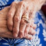 El hombre fue arrestado acusado de "conducta lasciva y agresión sexual a una personas de 65 años o más"