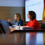 La ministra de Hacienda y Función Pública, María Jesús Montero (d), y la vicepresidenta primera y ministra de Asuntos Económicos, Nadia Calviño