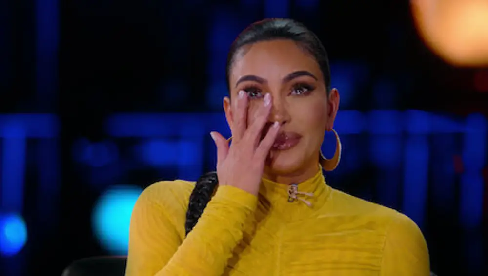 Kim relatando el robo de las joyas sufrido en París entre lágrimas, en el programa de David Letterman.