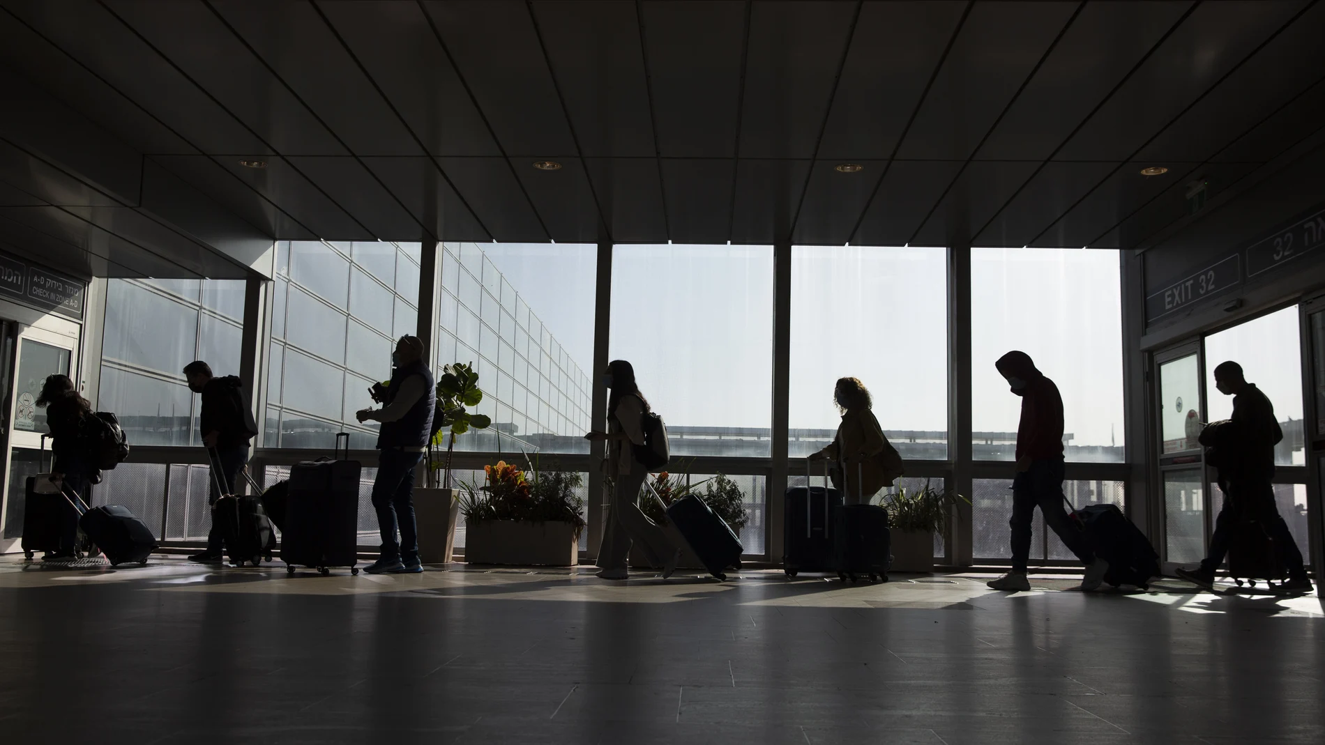 Pasajeros con sus equipajes en el aeropuerto de Ben Gurion