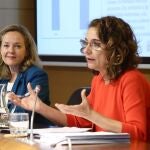 La vicepresidenta primera y ministra de Asuntos Económicos y Transformación Digital, Nadia Calviño (i), y la ministra de Hacienda, María Jesús Montero