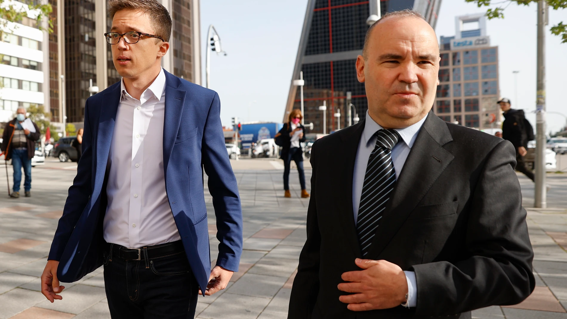 El diputado de Más País Íñigo Errejón, a su llegada a los juzgados de Plaza de Castilla acompañado de su abogado