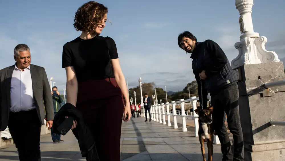 10. Ayuso, en el Paseo del Muro de San Lorenzo