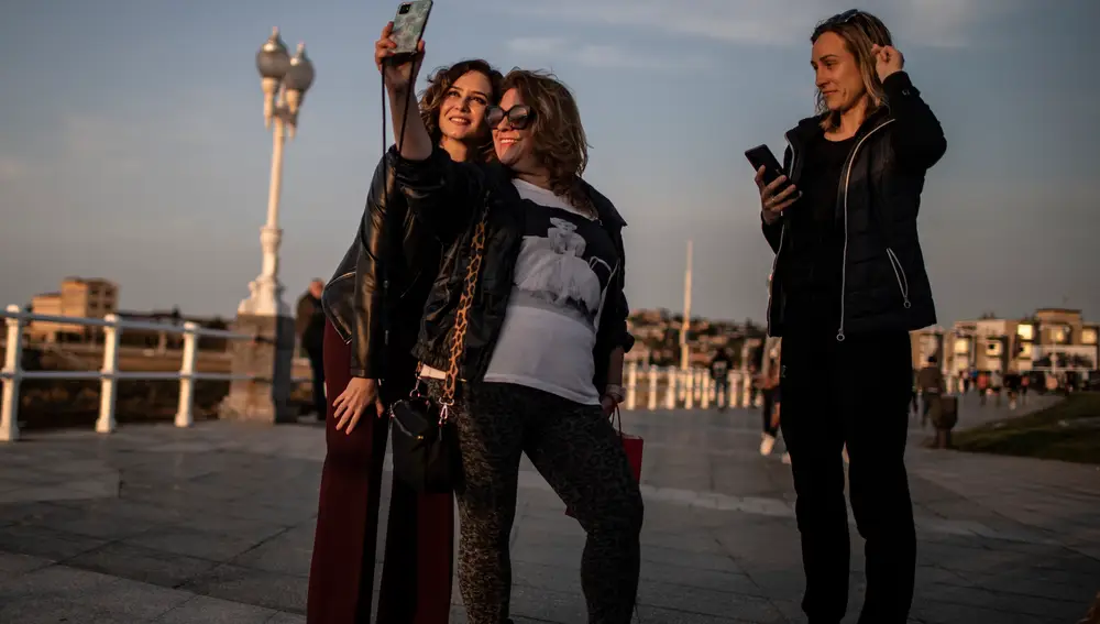 3. Durante su recorrido por el paseo marítimo, Ayuso se hizo decenas de fotos con gijoneses y turistas