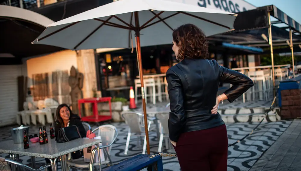 8. Ayuso saluda a dos vecinas de Gijón en una terraza