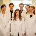 Pilar Baldominos (Centro) con parte de sus compañeros de laboratorio en el Dana-Farber Cancer Institute