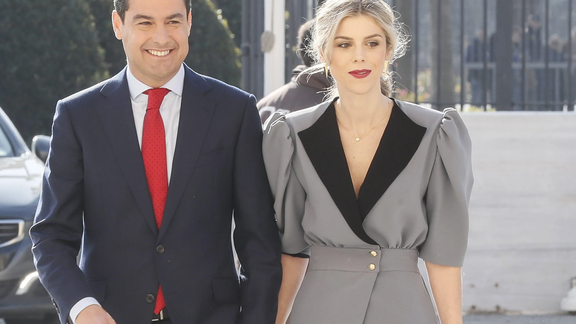 El presidente electo de la Junta de Andalucía, Juanma Moreno, junto a su esposa Manuela Villena, a su llegada al Parlamento andaluz en Sevilla para el acto de toma de posesión de su cargo.