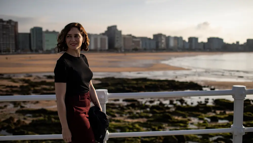 2. Nada más llegar a Gijón, tras cinco horas de coche desde la Puerta del Sol de Madrid, la presidenta madrileña paseó junto a la playa de Gijón