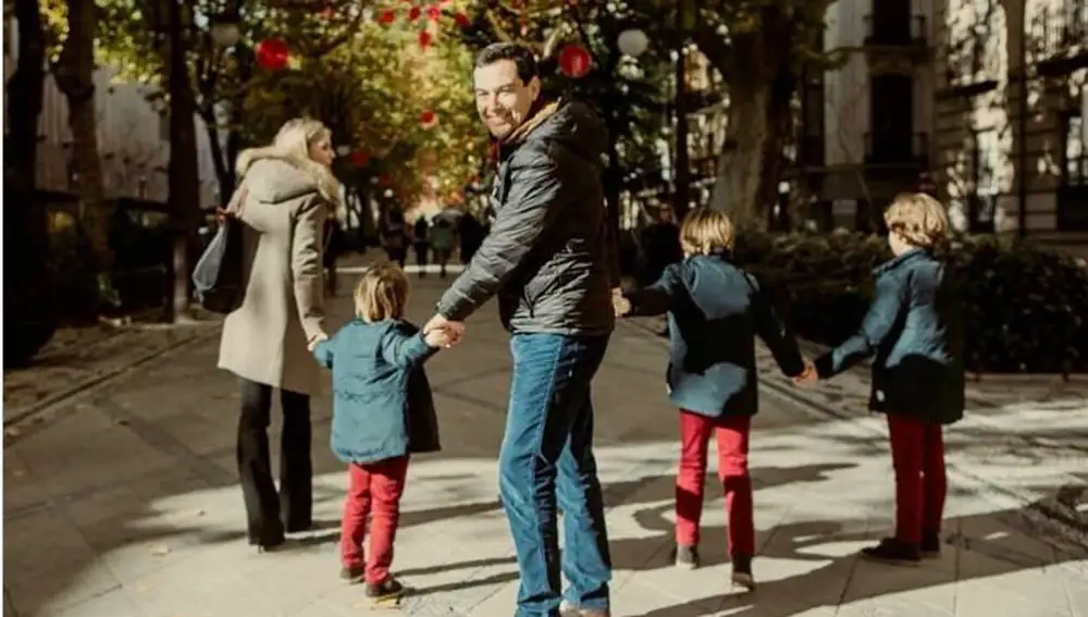 El presidente de la Junta de Andalucía, Juanma Moreno, junto a su esposa Manuela Villena y sus hijos.