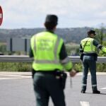Dos agentes de la Guardia Civil de Tráfico