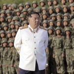 En esta foto proporcionada por Corea del Norte, Kim Jong Un asiste a una sesión de fotos con los oficiales y soldados que participaron en la celebración del 90º aniversario de la fundación del Ejército