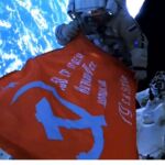 La bandera soviética desplegada en la ISS