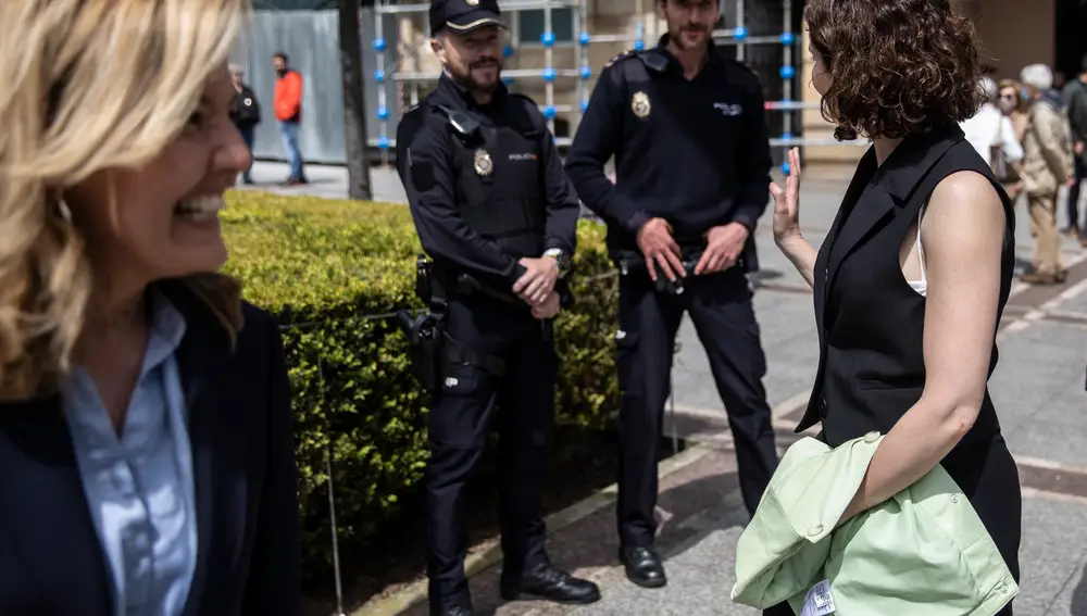6. La presidenta madrileña, durante un recorrido por el Paseo de Begoña de la ciudad asturiana