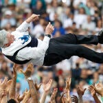 Ancelotti es manteado por sus jugadores sobre el c&eacute;sped en la celebraci&oacute;n del t&iacute;tulo