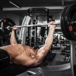 El press banca es absolutamente esencial para fortalecer brazos, hombros y pectorales | Fuente: Dreamstime
