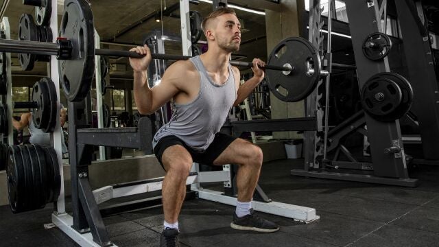 La sentadilla es el ejercicio básico para cualquier entrenamiento de piernas y glúteos | Fuente: Dreamstime