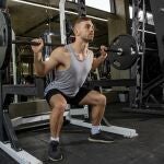 La sentadilla es el ejercicio básico para cualquier entrenamiento de piernas y glúteos | Fuente: Dreamstime