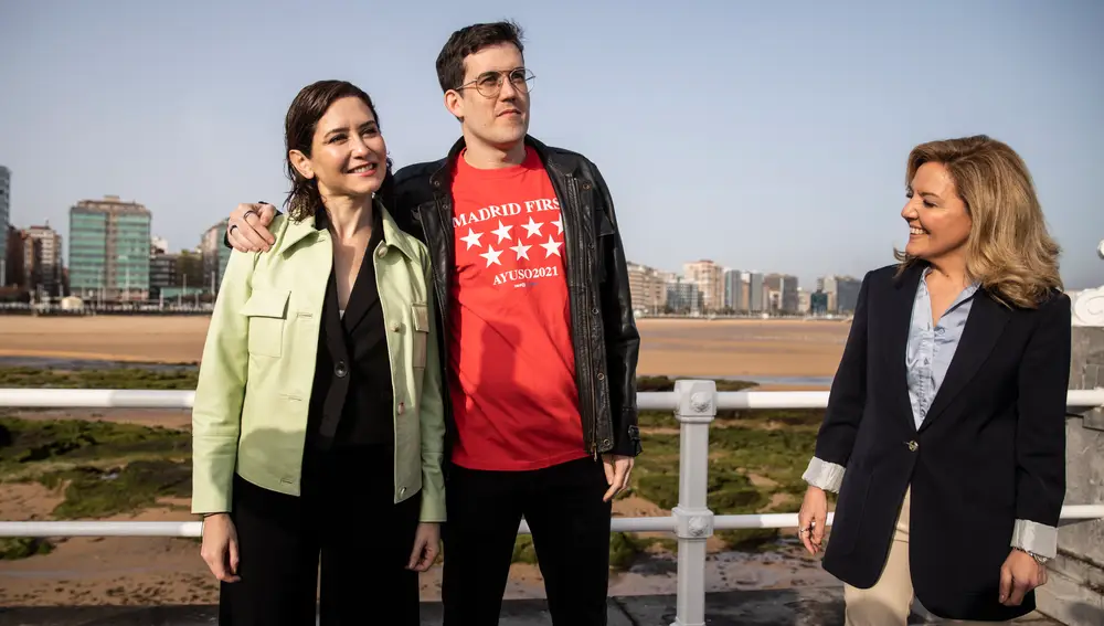 11. Un simpatizante de Ayuso se hace una foto con ella en presencia de la presidenta del PP asturiano, Teresa Mallada