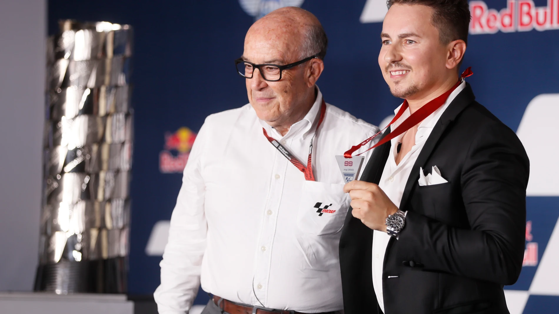 Jorge Lorenzo, junto a consejero delegado de Dorna Sport, Carmelo Ezpeleta, tras recibir su reconocimiento como "Leyenda de MotoGP"