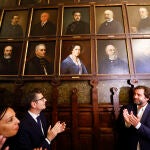 El ministro de la Presidencia, con el presidente del Ateneo, Luis Arroyo (2d), y la delegada del Gobierno de Madrid, Mercedes González (i), aplauden la presentación de un retrato de Clara Campoamor en el Ateneo, realizado por Francisco Montañés