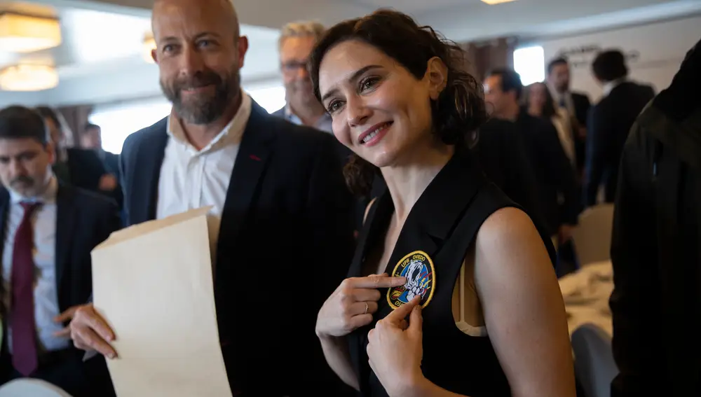 5. Al término del desayuno, Ayuso recibió un obsequio de la Unidad de Prevención y Reacción (UPR)