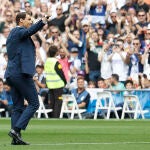 El tenista Rafa Nadal realiza el saque de honor previo al partido de Liga que Real Madrid y Espanyol