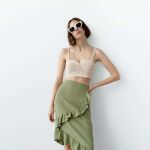 La falda midi de volantes de Zara.