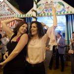 Dos mujeres bailan una sevillana en una calle de la Feria en esta noche del pescaíto y del alumbrao