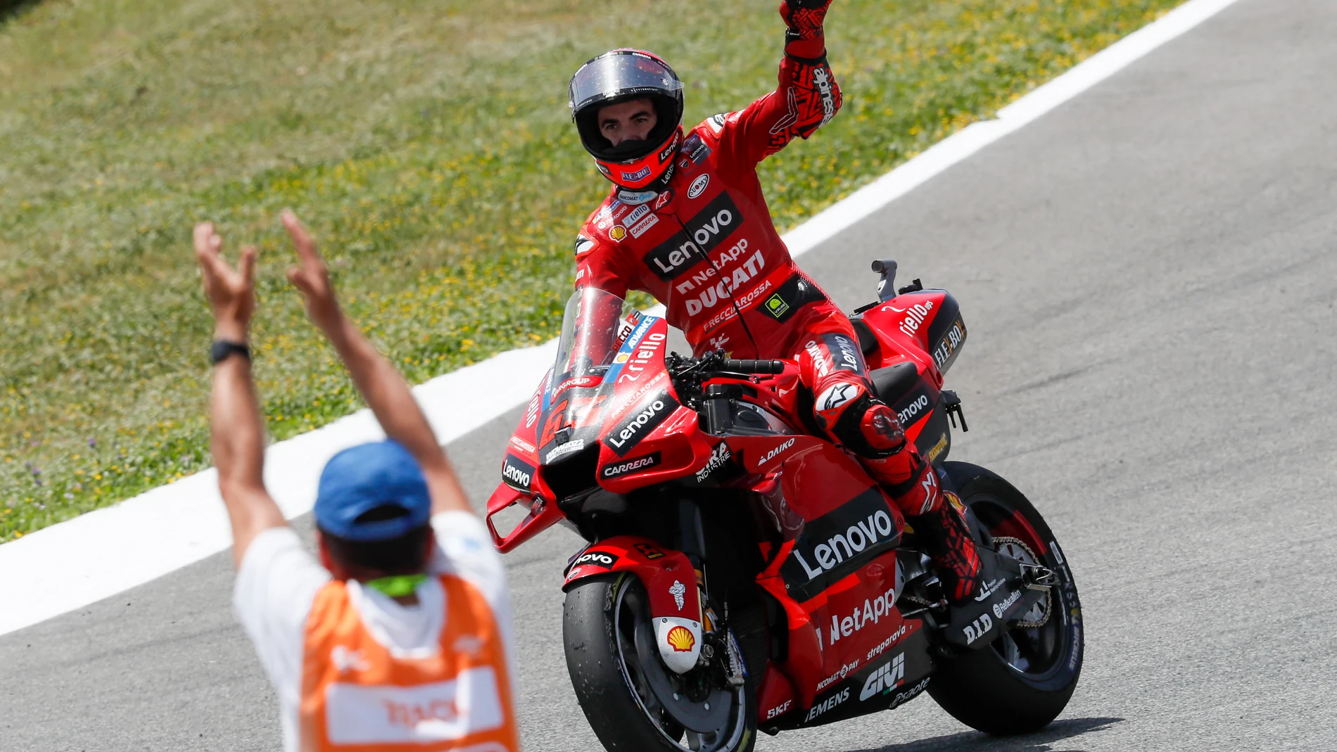 Pecco Bagnaia celebra su victoria en el Gran Premio de España en el circuito "Ángel Nieto" de Jerez de la Frontera