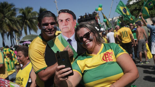 Simpatizantes del presidente Jair Bolsonaro participan en una manifestación con motivo del Día del Trabajo