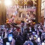 Tomás Dufo sale por la Puerta del Príncipe en plaza de la Real Maestranza de Sevilla.