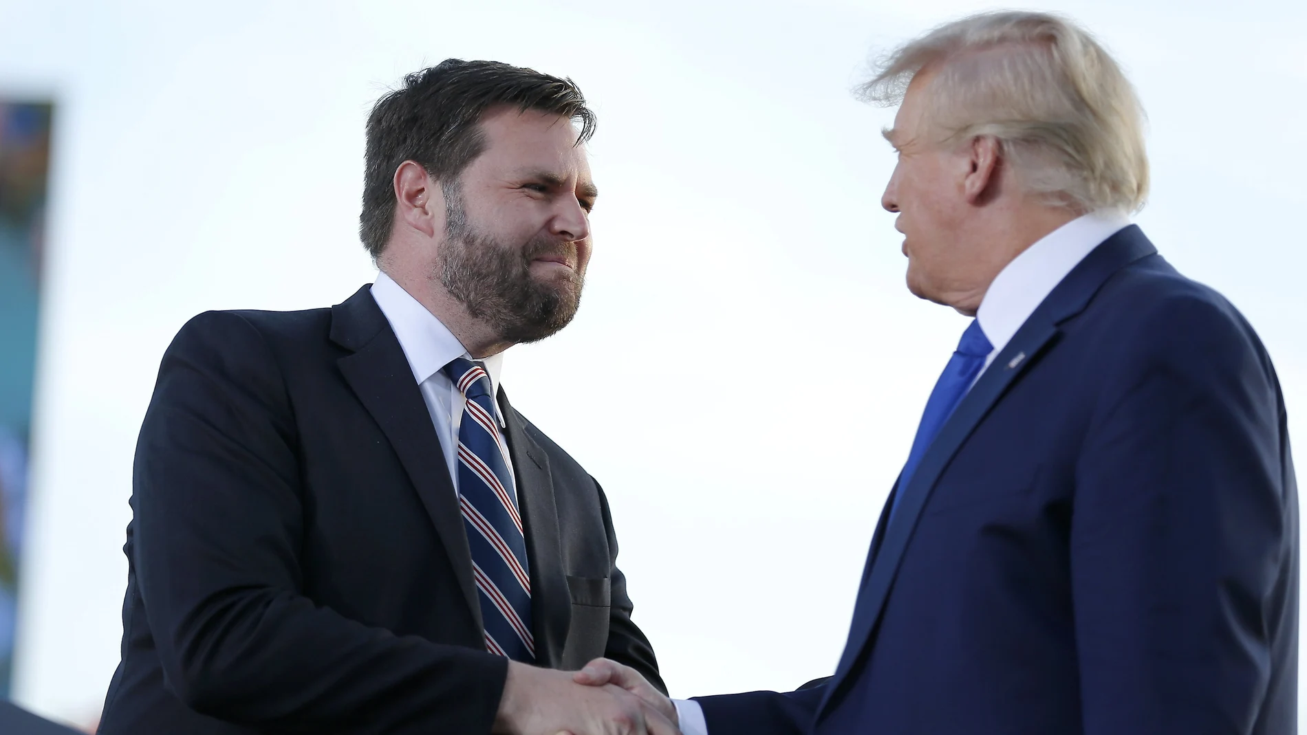 El candidato del Partido Republicano JD Vance en un mitin junto a Donald Trump