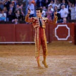SEVILLA, 02/05/2022.- El torero Tomás Rufo saluda al público con las dos orejas cortadas al sexto toro de la tarde, durante la octava corrida de abono de la Feria de Abril celebrada hoy lunes en la plaza de la Real Maestranza, en Sevilla. EFE/Julio Muñoz