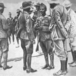 El comandante Franco cambia impresiones con el teniente coronel José Millán Astray