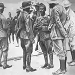 El comandante Franco cambia impresiones con el teniente coronel José Millán Astray