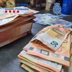 En los diferentes registros a domicilios intervinieron billetes falsos de 20 y 50 euros. Mossos d'Esquadra y Policía Nacional han detenido a seis personas que presuntamente se dedicaban a falsificar billetes de 20 y 50 euros en Catalunya y los distribuía por internet. SOCIEDAD CATALUÑA ESPAÑA EUROPA TARRAGONA MOSSOS D'ESQUADRA Y POLICÍA NACIONAL