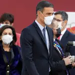 El presidente del Gobierno, Pedro Sánchez, y la ministra de Defensa, Margarita Robles, el Día de la Fiesta Nacional del pasado año