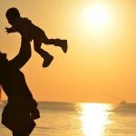 Una mujer con un menor. JUNTA DE ANDALUCÍA