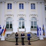 La finlandesa Sanna Marin (izda.) y la sueca Magdalena Andersson, junto al canciller Olaf Scholz
