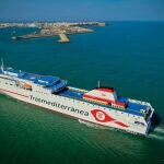El buque de Transmediterránea 'Ciudad de Valencia' llegando a Cádiz